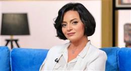هبة عبد الغني تمازح الجمهور بصورة من مسلسل رأس الأفعي: حالة الجو برعاية سناء الصفراء