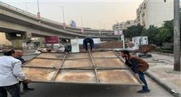سقوط لوحة إعلانية بطريق النصر بسبب حالة الطقس.. وتدخل سريع من الحي