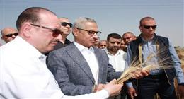 محافظ بني سويف خلال افتتاح موسم حصاد القمح: 30 موقعا جاهزا للاستلام