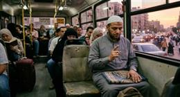 هل تجوز الصلاة جالسا داخل المواصلات؟.. الإفتاء توضح حكم أداء العبادات خلال التنقل