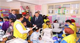محافظ دمياط يتابع مبادرة «عيون أطفالنا مستقبلنا» في إحدى المدارس الابتدائية