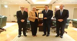 وزير الصحة يكرم رئيس الإدارة المركزية للمعامل لبلوغها سن المعاش