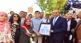 محافظ أسيوط يشيد بإبداع شاب في فن الكاريكاتير بعد حصوله على المركز الأول جمهوريا