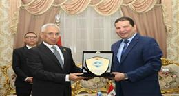 رئيس جامعة المنيا يشهد توقيع عقود الخدمة الطبية مع 4 مستشفيات جامعية