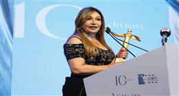 تكريم ليلى علوي بدرع «إيزيس» في مهرجان أسوان: بوعدكم أقدم فن يليق بمصر