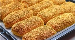 بمكونات بسيطة.. طريقة عمل فطائر السمسم والعسل بمذاق شهي