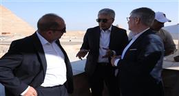 وزير السياحة والآثار يلتقي وفدا من كبار منظمي الرحلات الألمان بالأهرامات