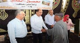 محافظ المنيا يكرّم مزارعي بني حكم.. ويوزّع مستلزمات زراعية ومواد غذائية على المتميزين