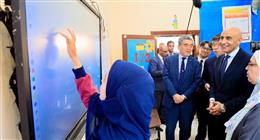وزير التعليم ورئيس جامعة هيروشيما يتابعان التطبيق العملي لدراسة مادة البرمجة  