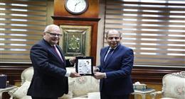 محافظ المنيا يبحث مع سفير السويد تعزيز التعاون في المشروعات التنموية