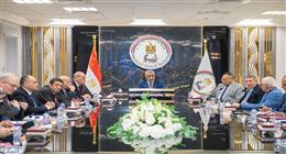 وزير الإنتاج الحربي يتابع سير العمل بالشركات.. ويوجّه بترشيد استهلاك الكهرباء