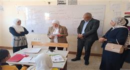 وكيل التعليم بالقاهرة تتابع مراجعات الشهادة الإعدادية في مدرسة تحيا مصر