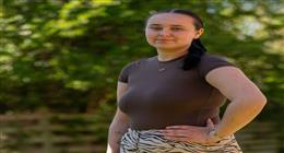 بسبب مرض نادر.. فتاة تصدر أصواتا مثل الضفادع لمدة 6 سنوات 
