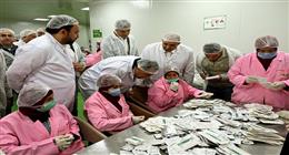 رئيس الوزراء يتفقد مصنعا للمكملات الغذائية في بنها