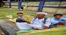 بخيت أوقيم.. حكاية 78 عاما من العمر على خيوط النخيل: «الزعف رفيق دربي ومصدر رزقي» 