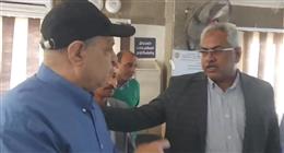 نائب محافظ سوهاج يتدخل لحل مشكلة مواطن: «لو ما خلصتش تيجي لي مكتبي»
