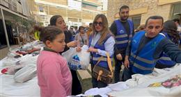 عضو التحالف الوطني توزع ملابس على الأطفال الأولى بالرعاية ضمن مبادرة فرح قلبي 