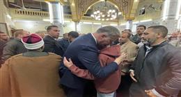 وزير البترول يحتضن ويواسي ابن المهندس الراحل حسام صادق أثناء تشييع جنازة والده