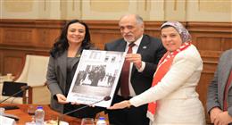 رئيس «تضامن الشيوخ» يُهدي الهلال الأحمر المصري صورة تاريخية لأول رئيسين للجمعية