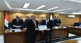 محافظ الجيزة يكرم رئيس شركة مياه الشرب ورؤساء أجهزة مدن تقديرا لجهودهم في موجة الطقس السيئ