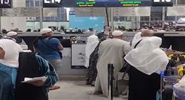 «رايحة أزور النبي محمد».. سيدة ترقص بالعكاز فرحا في المطار قبل أداء العمرة