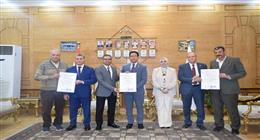 رئيس «بنها» يتسلم شهادات الأيزو لإدارة الجامعة وقطاع المدن من الجهة المانحة