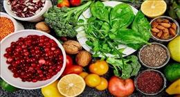 10 أطعمة تحارب الاكتئاب وتحسن مزاجك.. فواكه وخضروات وبروتينات وحلو