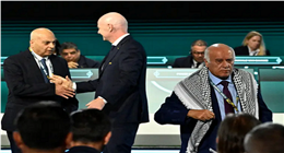 رئيس الاتحاد الفلسطيني يحرج إنفانتينو ويرفض مصافحة مسؤول إسرائيلي