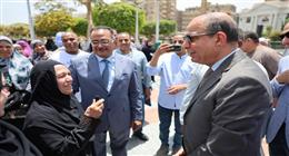 محافظ المنيا يهنئ حجاج الجمعيات الأهلية قبيل سفرهم: أنتم سفراء للوطن