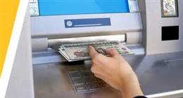 ماذا يحدث عند نسيان البطاقة البنكية داخل ماكينات الصراف الآلي؟