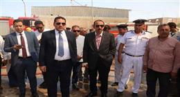 محافظ سوهاج ومدير الأمن يتابعان ميدانيًّا السيطرة على حريق بمصنع أقطان بطهطا