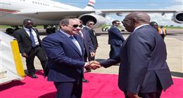 الرئيس السيسي يعود لأرض الوطن بعد مشاركته في قمة نيروبي وزيارته إلى أوغندا