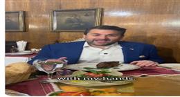 المبعوث الرئاسي الأمريكي للسياحة بعد تناول الحمام المحشي في القاهرة: «طعم لا ينسى»