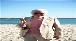 حسين فهمي يتسلم جائزة شخصية العام السينمائية العربية في حفل جوائز النقاد للأفلام العربية