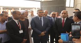 وزير العمل يسلم دعما ماليا لأسر المتوفين من العمالة غير المنتظمة وعقود عمل لذوي الهمم بقنا