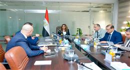 وزيرة التنمية المحلية تبحث مع عدد من الشركات تطوير منظومة النقل الجماعي بالمحافظات