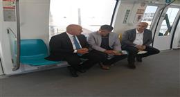 وزير النقل يستقل المونوريل متوجها إلى عمله بالعاصمة الجديدة (صور)