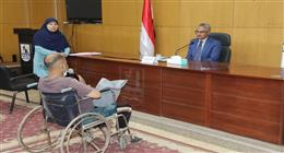 محافظ بني سويف يناقش شكاوى المواطنين ويوجه بحلول عاجلة للطرق والإنارة وتراخيص البناء 