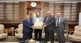 محافظ المنيا يبحث مع البنك الزراعي التعاون في تنفيذ مبادرات خدمية