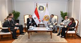وزير الصناعة يبحث مع السفير الفرنسي سبل تعزيز التعاون الصناعي