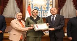 محافظ القاهرة يكرم طالبة حاصلة على المركز الثالث في معرض العلوم الدولي بأمريكا