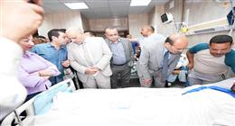محافظ أسيوط يوزع هدايا على مرضى مستشفى الإصابات الجامعي احتفالا بعيد الأضحى