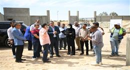 محافظ قنا يوجه بمراعاة المعايير الفنية والهندسية في مشروع شادر الأربعين