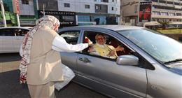 محافظ كفر الشيخ يوزع الهدايا على المواطنين في أول أيام عيد الأضحى (صور)
