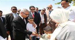 محافظ بني سويف يوزع شيكولاتة على الأطفال في أول أيام عيد الأضحى  (صور)