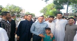 محافظ أسوان يلتقط الصور التذكارية مع الأطفال خلال الاحتفالات بعيد الأضحى