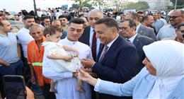 محافظ القليوبية يوزع الهدايا على أهالي بنها عقب صلاة عيد الأضحى