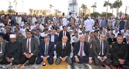 محافظ الأقصر يوزع الهدايا على المواطنين عقب صلاة عيد الأضحى