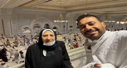 أحمد السعدني يؤدي مناسك الحج مع والدته لأول مرة «صور»