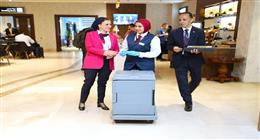 المطارات المصرية تستقبل المسافرين بالورد والشيكولاتة بمناسبة عيد الأضحى